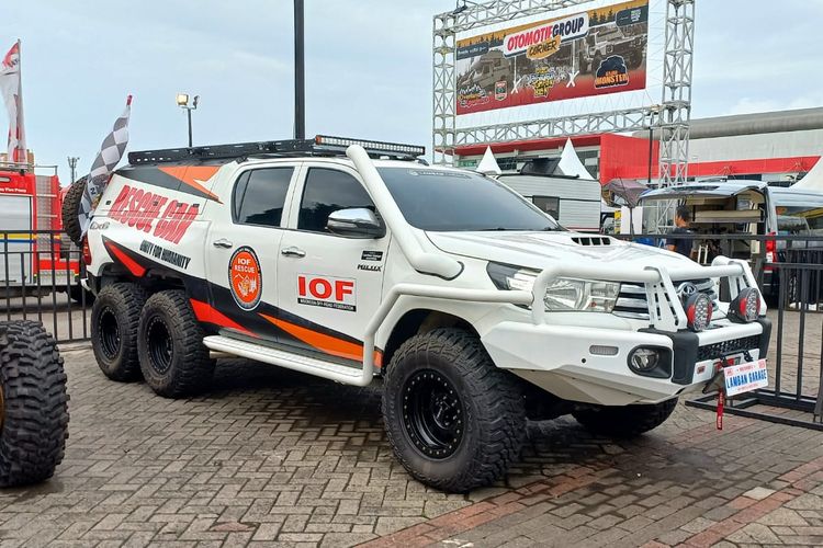 Toyota Hilux 6x6 hadir di booth IOF pada Indonesia International Motor Show (IIMS) 2023