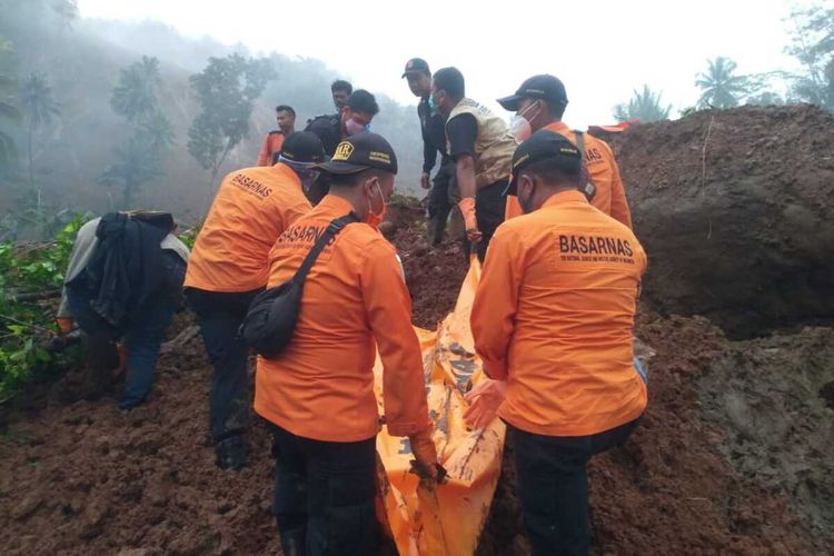Anggota Basarnas mengevakuasi jasad korban yang tertimbun longsor di Dusun Krajan, Desa Kalijering, Kecamatan Padureso, Kabupaten Kebumen, Jawa Tengah, Rabu (10/2/2021).