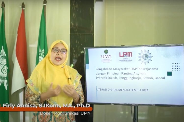 Dosen UMY Firly Annisa, Ph.D saat memberikan pelatihan terkait literasi digital bagi Ibu-Ibu Aisyiyah Panggungharjo III Sewon Bantul.