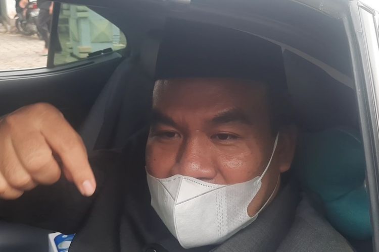 Bupati Blora, Arief Rohman saat menjawab pertanyaan wartawan di dalam mobilnya, Jumat (17/9/2021)