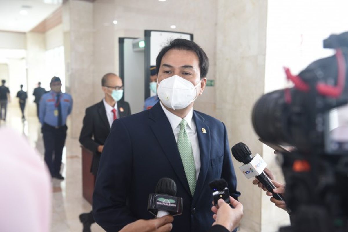 Wakil Ketua Dewan Perwakilan Rakyat (DPR) Republik Indonesia (RI) Koordinator Bidang Politik dan Keamanan (Korpolkam) Azis Syamsuddin menyebut, saat ini, UU ITE ini menjadi alat untuk saling lapor ke kepolisian.