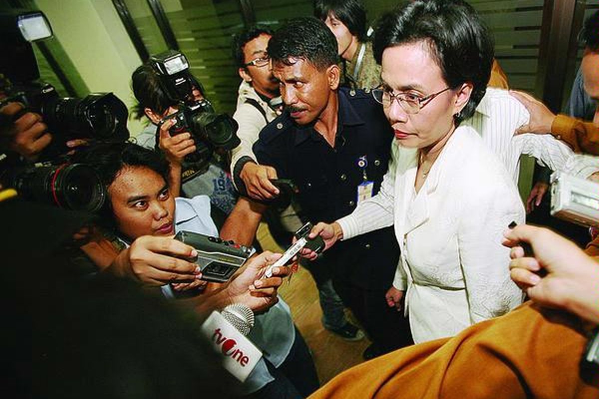 Menteri Keuangan Sri Mulyani Indrawati diburu wartawan seusai melantik pegawai Direktorat Jenderal Kekayaan Negara (DJKN) di Gedung Kementerian Keuangan, Jakarta, Kamis (6/5). Sri Mulyani belum memberi pernyataan langsung kepada pers mengenai pengunduran dirinya sebagai Menteri Keuangan dan rencana kepindahannya ke Washington sebagai Direktur Pelaksana Bank Dunia.