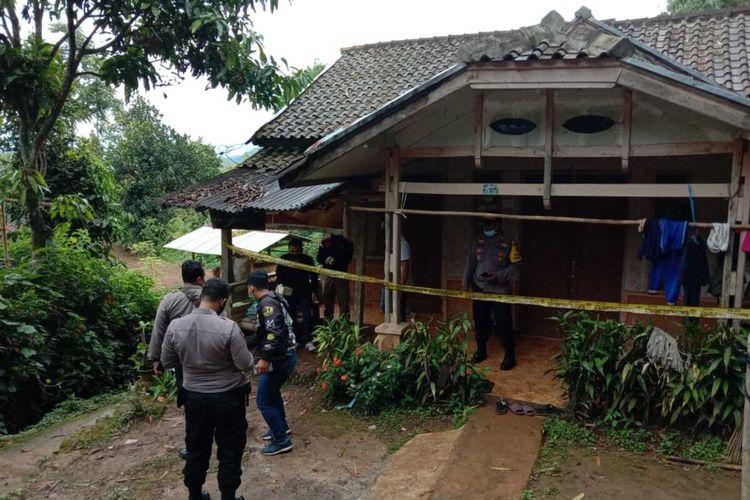 Pasca ditemukannya korban meninggal dengan kondisi tangan, mulut dan mata terikat lakban, polisi melakukan olah TKP dan memasangi kediaman korban dengan garis polisi.