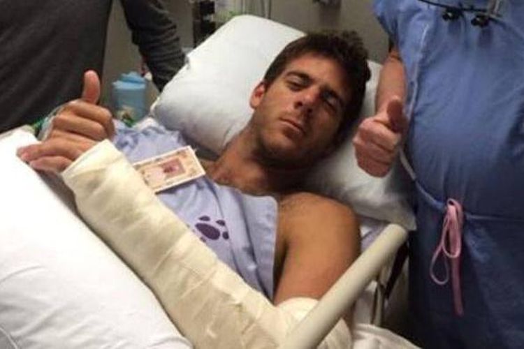 Petenis Argentina Juan Martin del Potro mengacungkan jempol setelah menjalani operasi pada pergelangan tangan kiri, Senin (24/3/2014).