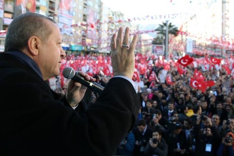 Presiden Turki Recep Tayyip Erdogan di hadapan ribuan pendukungnya di kota Kahrammanmaras.