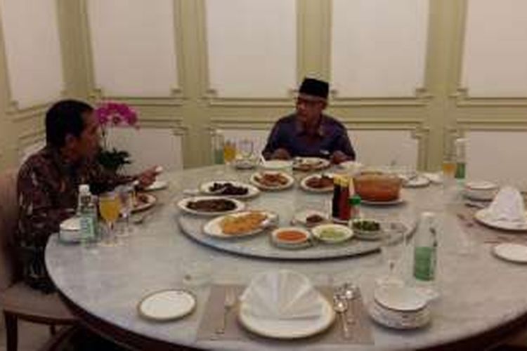  Presiden Joko Widodo makan siang bersama Ketua  PP Muhammadiyah Haedar Nashir di Istana Merdeka, Jakarta pada Jumat (13/1/2017). 