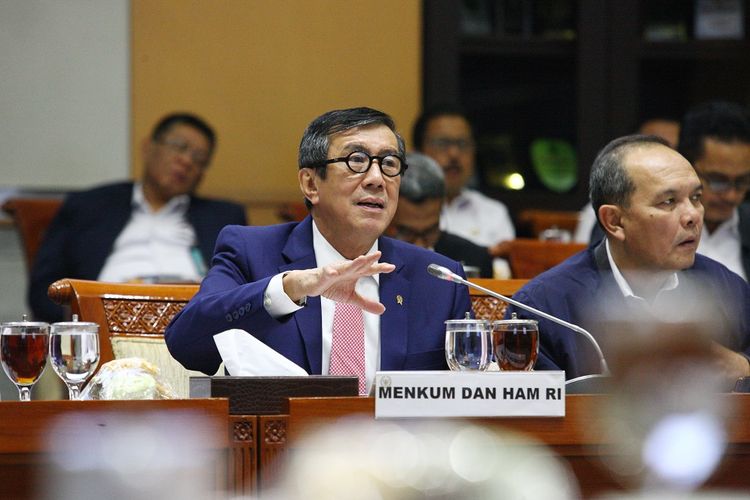 Menteri Hukum dan Hak Asasi Manusia (Menkum Ham) Yasonna Laoly (tengah) didampingi Jajarannya mengikuti Rapat Kerja (Raker) dengan Komisi III DPR, di Kompleks Parlemen, Senayan, Jakarta, Kamis (28/11/2019). Raker tersebut membahas Rencana Strategis Kementerian Hukum dan HAM dan Hasil pemeriksaan BPK semester I tahun 2019 dan tindak lanjut rencana undang - undang. ANTARA FOTO/Reno Esnir/ama.