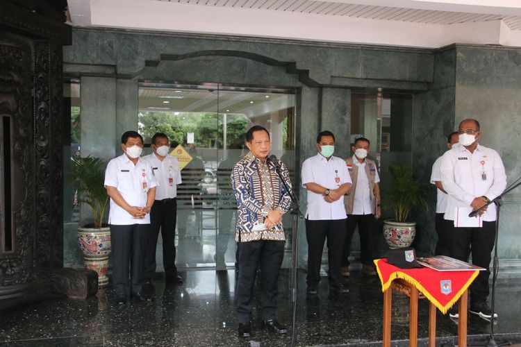 Menteri Dalam Negeri M Tito Karnavian menyerahkan bantuan untuk warga terdampak erupsi Gunung Semeru di Lumajang, Jawa Timur, Rabu (15/12/2021).