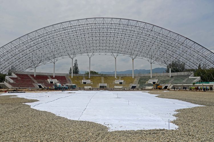 Pekerja memasang rangka atap dan pengecoran lapangan bola Stadion Harapan Bangsa saat renovasi dan pembangunan kembali untuk persiapan Pekan Olahraga Nasional (PON) XXI di Banda Aceh, Aceh, Selasa (26/3/2024). Pemerintah merenovasi dan membangunan kembali sebanyak 12 venue PON XXI di Aceh dengan anggaran senilai Rp556,78 miliar yang bersumber dari APBN tahun 2023-2024 dan progres fisik venue hingga saat ini baru mencapai 14,18 persen. ANTARA FOTO/Ampelsa/rwa.