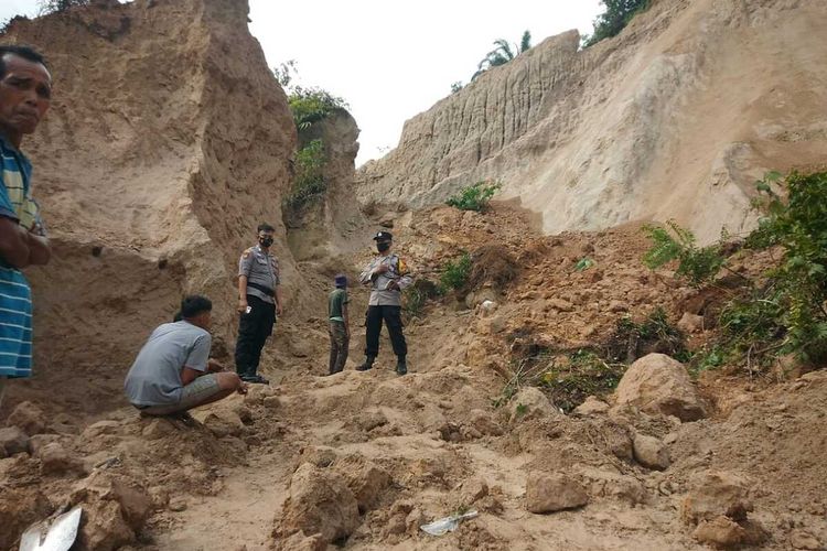 Polisi sedang meninjau lokasi longsor tambang ranah clay di Agam, Minggu (5/9/2021)