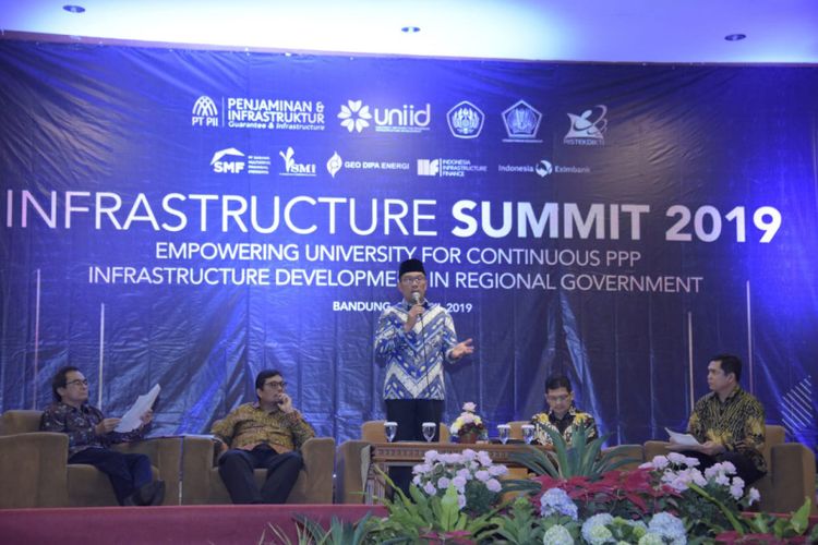 Gubernur Jawa Barat Ridwan Kamil, saat berbicara dalam acara Infrastructure Summit 2019 di Universitas Padjadjaran, Bandung, Jumat (26/4/2019).