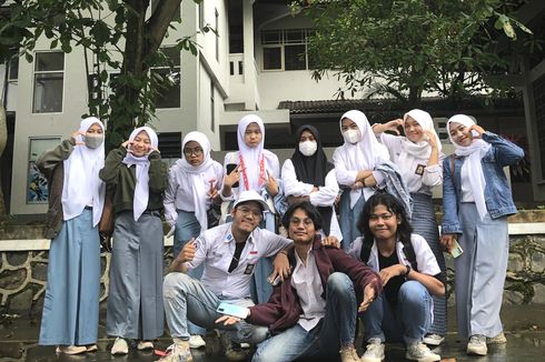 Ketika Momen Nostalgia Pakai Seragam SMA di Kampus Jadi Tren Mahasiswa di Kampus Semarang