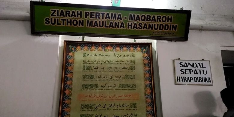 Keterangan terkait makam sultan di Masjid Agung Banten.