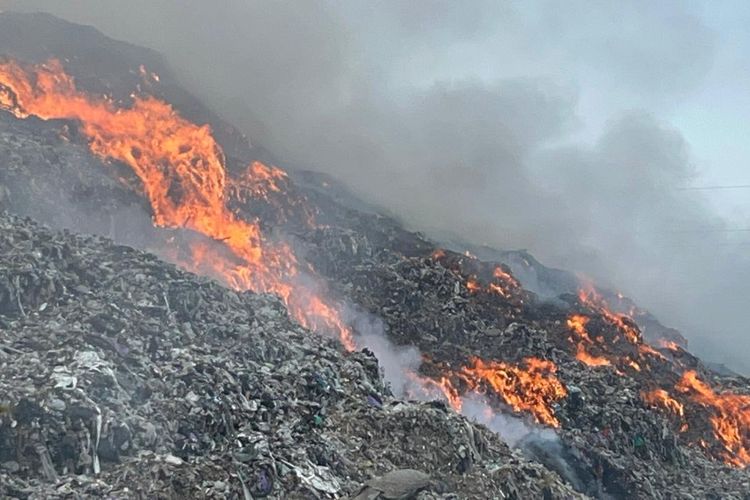 Sesak Napas dan Mata Perih, Cerita Warga Bertahan di Tengah Kebakaran TPA Putri Cempo Solo