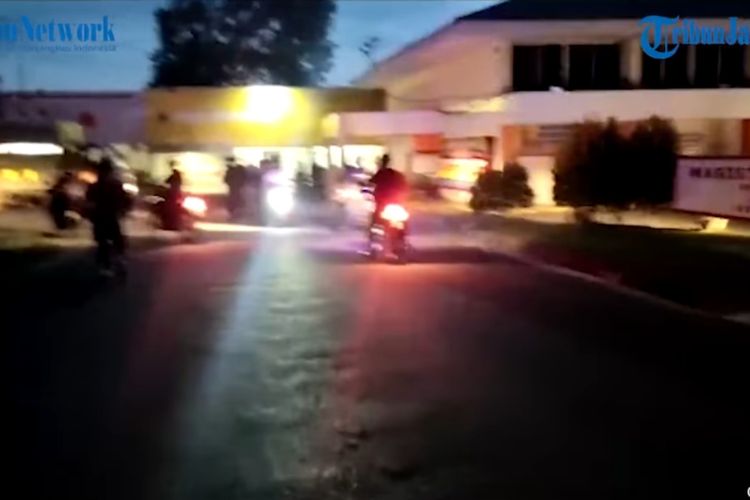 Screenshot video aparat masuk kampus Universitas Jambi, pada Selasa (20/10/2020) malam.