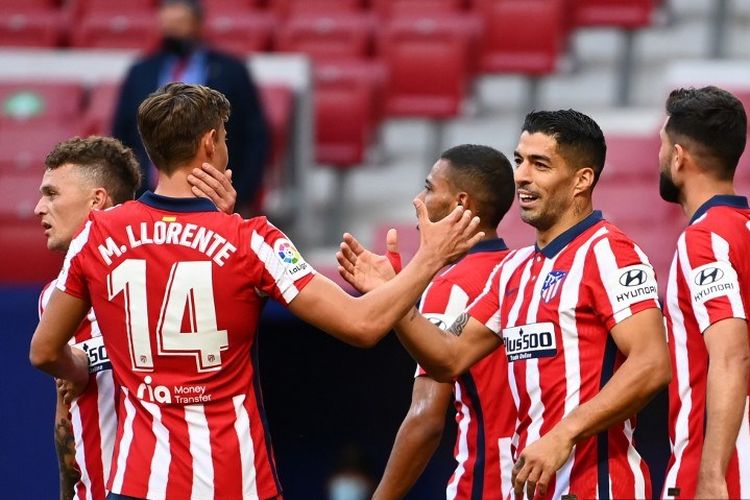 Penyerang Uruguay Atletico Madrid Luis Suarez (2R) merayakan bersama rekan satu timnya setelah mencetak gol selama pertandingan sepak bola liga Spanyol Club Atletico de Madrid melawan Granada FC di stadion Wanda Metropolitano di Madrid pada 27 September 2020.