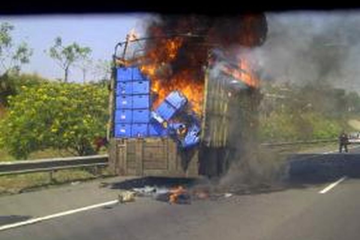 Sebuah truk bernomor polisi B 8039 DD terbakar di kilometer 39 Jati Asih arah Kampung Rambutan, Jumat (23/8/2013)