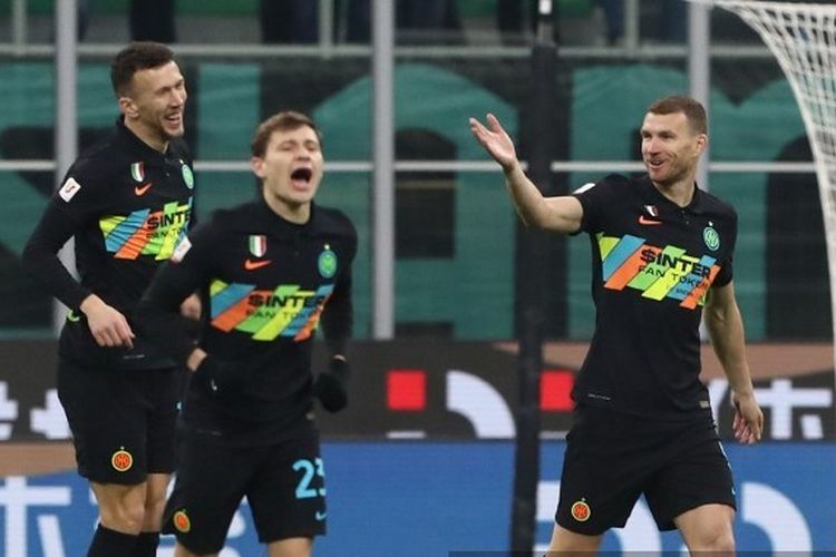 Bomber Inter Milan, Edin Dzeko (kanan), mencetak gol dalam pertandingan Coppa Italia antara Inter Milan vs AS Roma di StadionGiuseppe Meazza, Milan, pada Selasa (8/2/2022) atau Rabu dini hari WIB.  