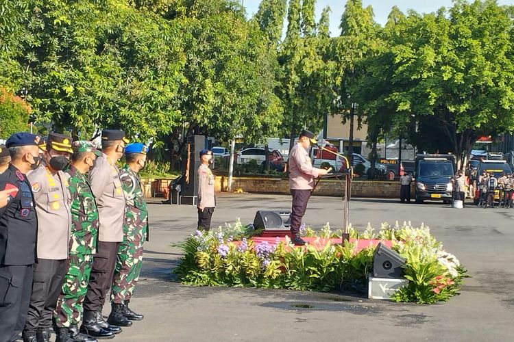 Kapolda Metro Jaya Irjen Fadil Imran saat memimpin apel gelar pasukan pengamanan 8th G20 Parliamentary Speakers Summit (P20) di Mapolda Metro Jaya, Selasa (4/10/2022).