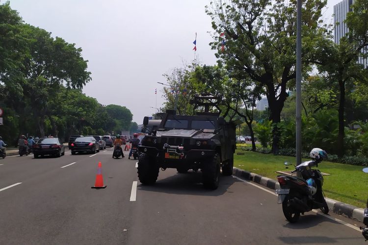 ratusan alat utama sistem persenjataan (alutsista) termasuk kendaraan tempur TNI berjejer di dekat Istana Merdeka, Selasa (5/10/2021) 