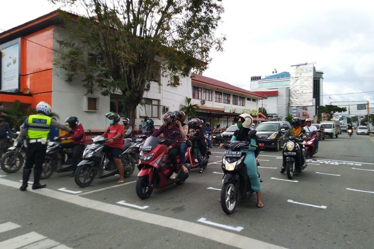 Saat ditetapkan transmisi lokal, Samarinda memberlakukan markah physical distancing bagi pengendara motor di dua ruas jalan, yakni simpang Kantor Pos Jalan Awang dan Jalan Pahlawan, Rabu (15/7/2020). 