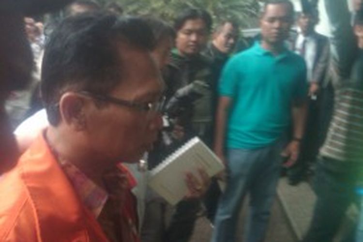 Tersangka kasus suap Hakim Setyabudi Tedjocahyono saat menuju ruang rapat utama pemkot Bandung untuk proses rekonstruksi, Kamis, (4/7/2013)
