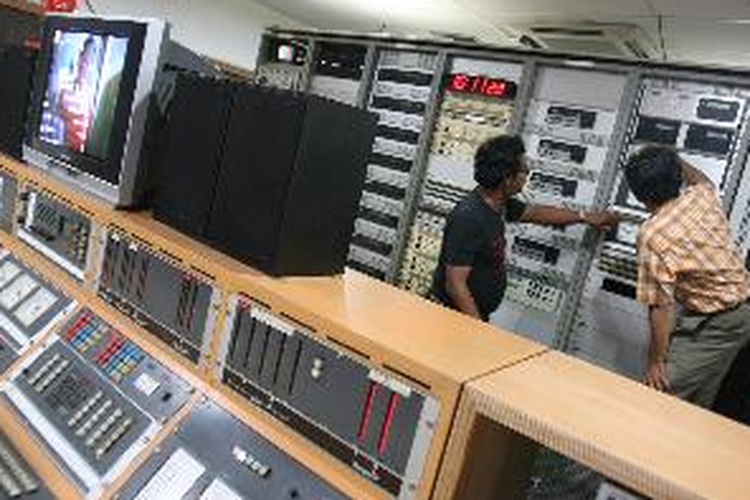 Kesibukan di Master Control Room Radio Republik Indonesia, Jakarta, yang menjadi salah satu sarana vital bagi kegiatan penyiaran di radio tersebut.