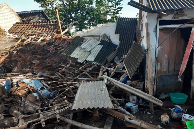 Dampak gempa berkekuatan Magnitudo 5,1 di wilayah Jember, Jawa Timur pada Kamis (16/12/2021) pagi.