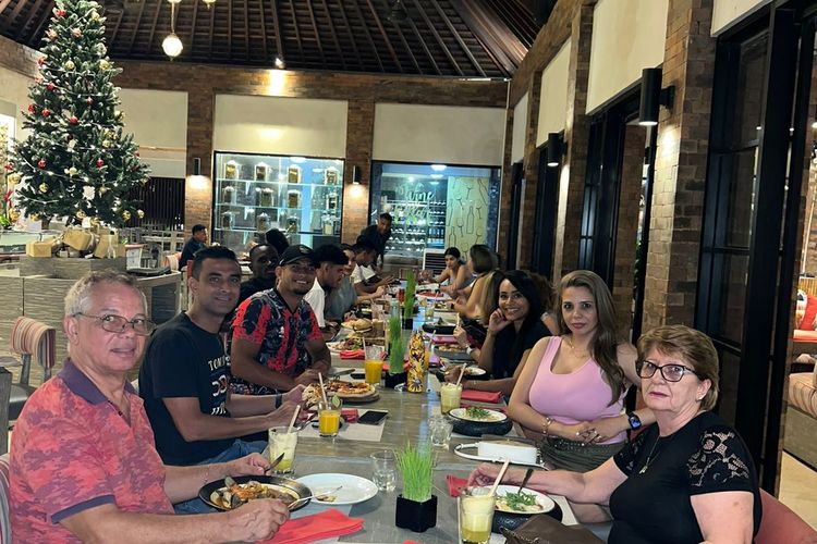 Pemain PSBS Biak Otavio Dutra makan bersama dengan orang tua dan teman-temannya saat merayakan Natal dan libur kompetisi musim 2023 di Bali.