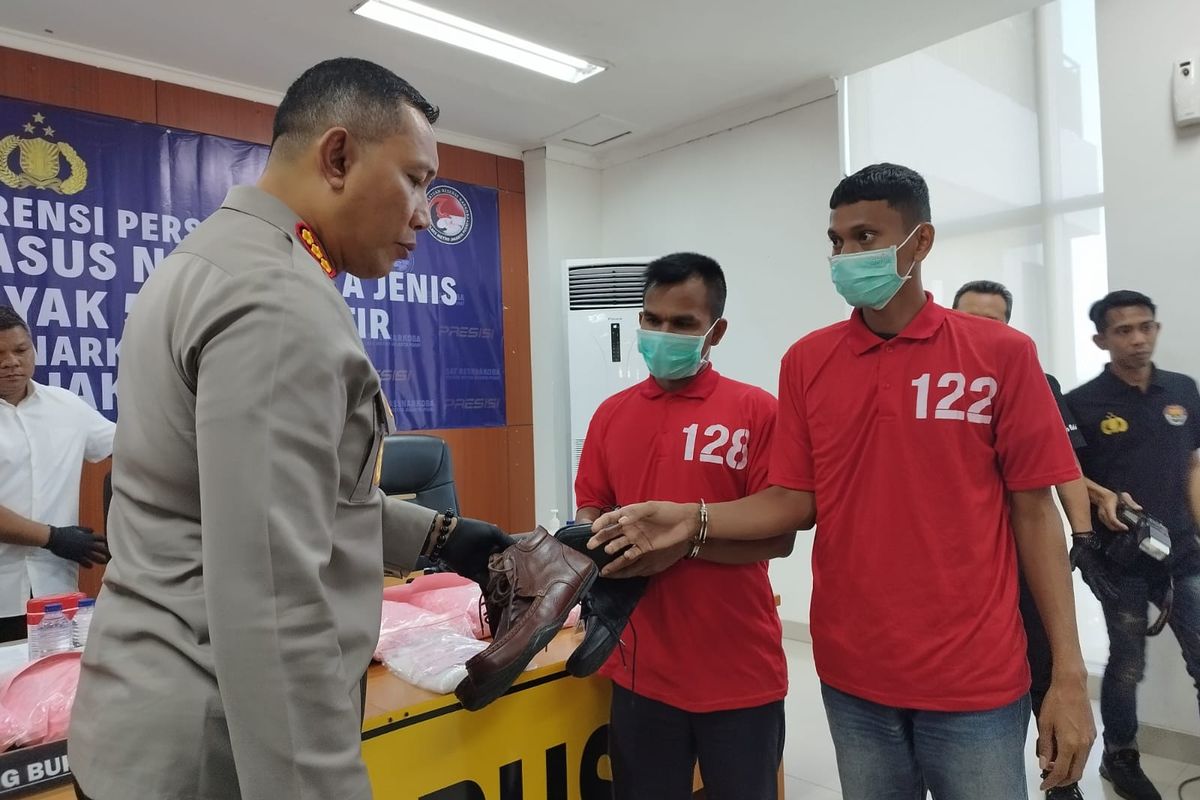 Kedua tersangka kurir narkoba Z dan  SB memperagakan cara mereka menyelundupkan narkoba kepada Kapolres Metro Jakarta Pusat Kombes Komarudin di Mapolres Metro Jakarta Pusat, Rabu (27/9/2023). (KOMPAS.com/XENA OLIVIA)