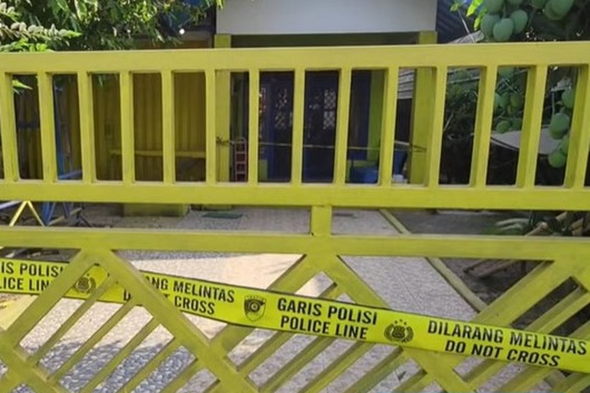 Penampakan rumah Iin Casinih (62). Iibu anggota DPR RI Bambang Hermanto itu ditemukan tewas di kediamannya, Desa Sukra, Kecamatan Sukra, Kabupaten Indramayu, Jawa Barat, Kamis (25/5/2023) malam.