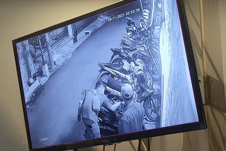 Aksi dua pelaku pencurian motor di Sunter Agung, Tanjung Priok, Jakarta Utara Terekam CCTV.