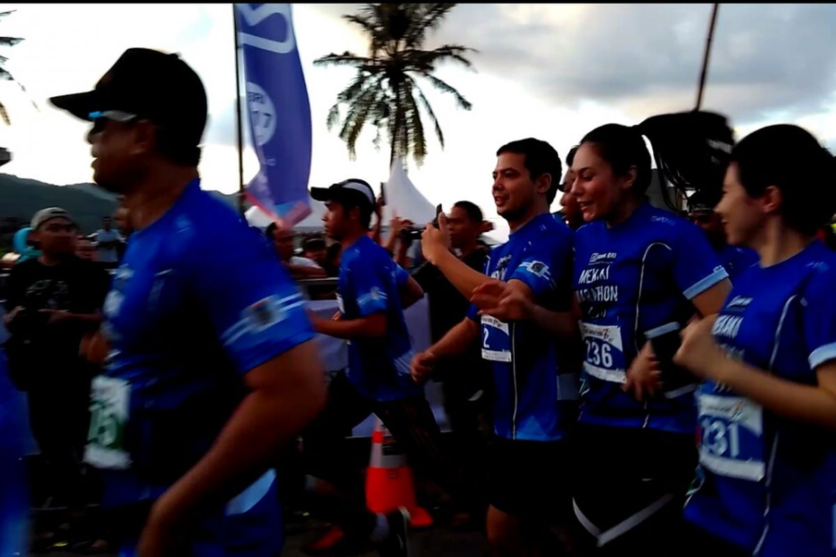 Wulan Guritno bersama keluarganya lari lima kilometer atau 5K dalam Mekaki Marathon 2017 di Pantai Mekaki, Lombok Barat, Nusa Tenggara Barat, pada Minggu (30/4/2017).