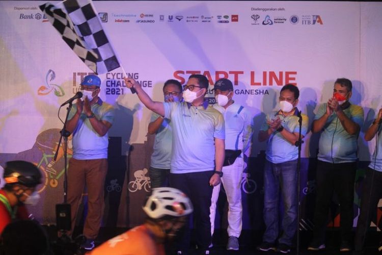 Gubernur Jawa Barat, Ridwan Kamil, ketika melepas 170 peserta ITB Ultra Cycling Challenge 2021 pada Sabtu (27/11/2021) pagi WIB.