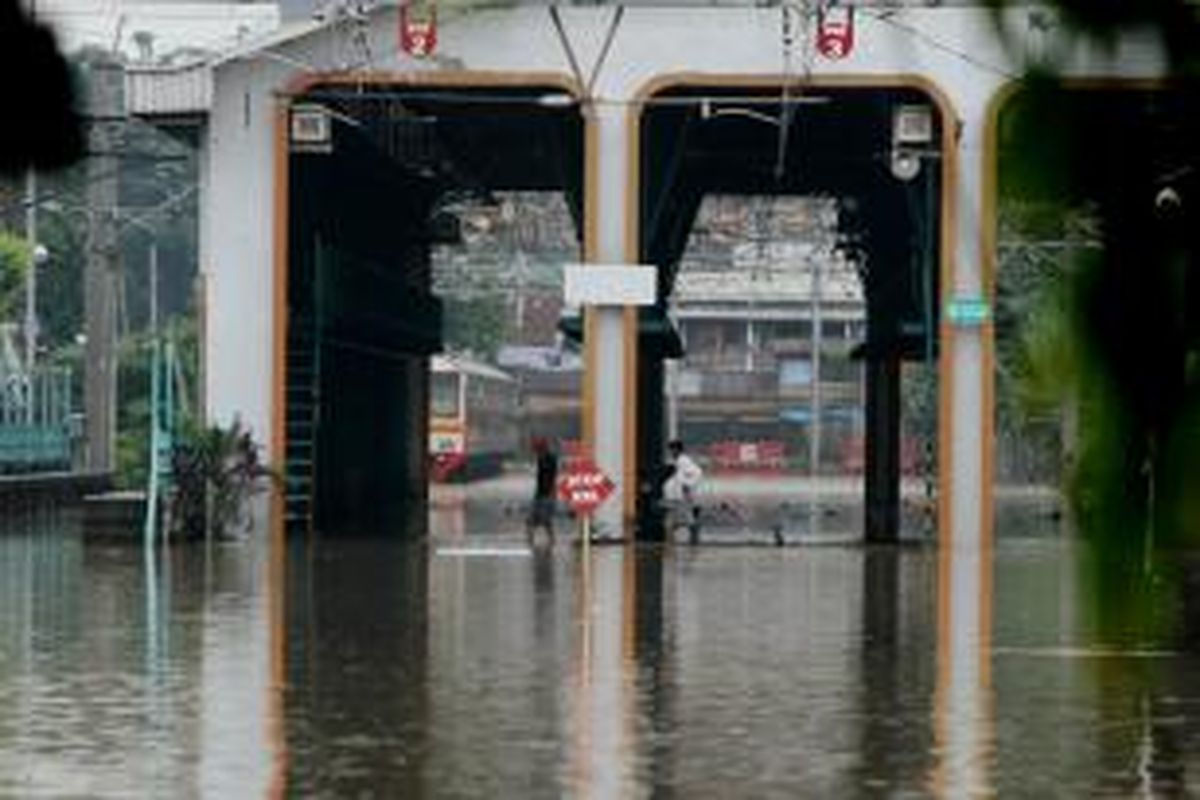 Depo kereta api di Bukit Duri, Jakarta Selatan, terendam banjir sehingga tidak bisa beroperasi,, Senin (13/1/2014). Sejumlah wilayah di Jakarta terendam banjir akibat curah hujan yang tinggi ditambah air kiriman dari Bogor. TRIBUNNEWS/HERUDIN