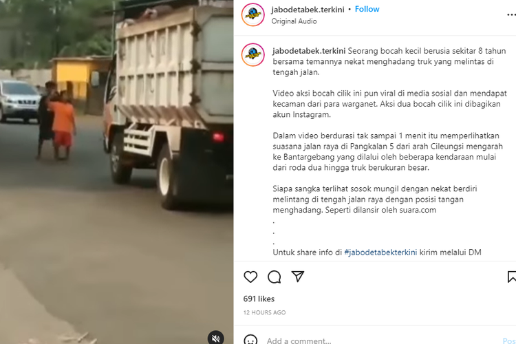 Tangkapan layar rekaman sekumpulan bocah hadang truk di Bantar Gebang, Bekasi, Selasa (12/4/2022)