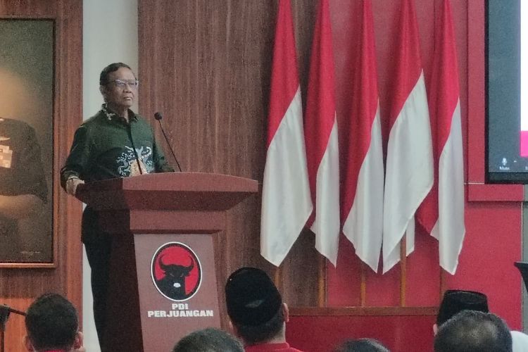 Guru Besar Fakultas Hukum Universitas Islam Indonesia, Mahfud MD saat menjadi pengajar pada pembukaan Sekolah Hukum, di Sekolah Partai PDI-P, Lenteng Agung, Jakarta Selatan, Jumat (14/6/2024).