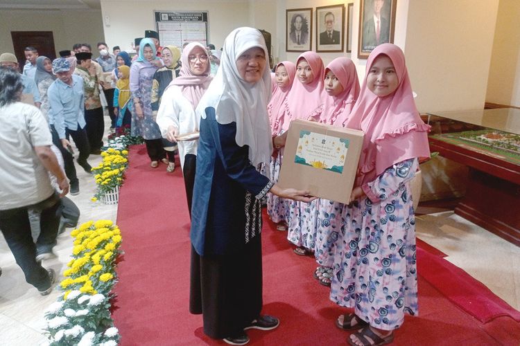 DPRD Kota Surabaya menggelar agenda buka puasa bersama dan memberikan santunan kepada anak-anak yatim.