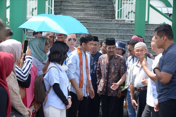 Cawapres nomor urut dua Gibran Rakabuming Raka mengunjungi Kota Singkawang, Kalbar, Minggu (17/12/2023).