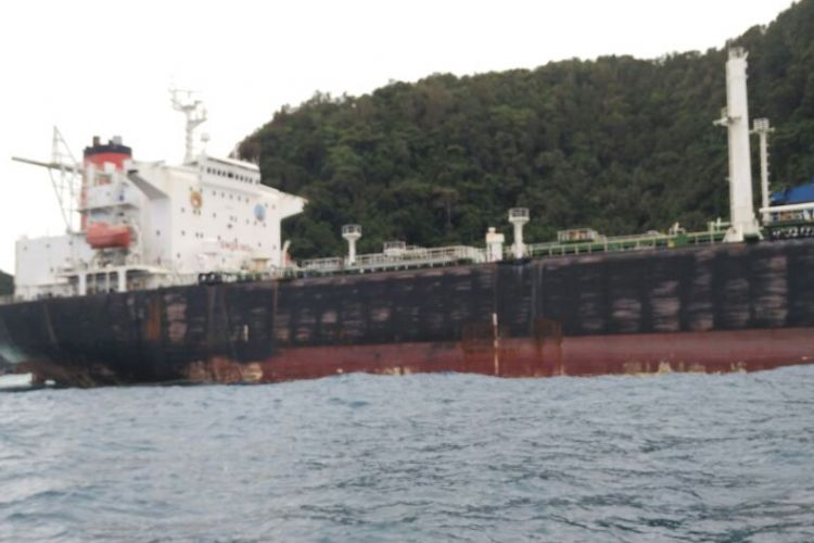 Kapal tangker berbendera Amerika terdampar di Pulau Sedue, Kecamatan Tambelan. Anehnya, kapal ini sama sekali tidak ada ABK-nya.