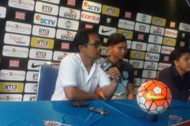 Pelatih Persela Lamongan Aji Santoso (kiri) bersama Striker Persela Lamongan, Dendy Sulistyawan saat konferensi pers di kantor Arema Cronus, Sabtu (5/11/2016)