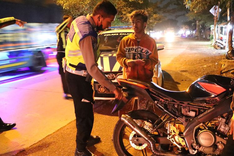 Anggota Satlantas Polres Salatiga melanggar pengendara sepeda motor yang menggunakan knalpot brong