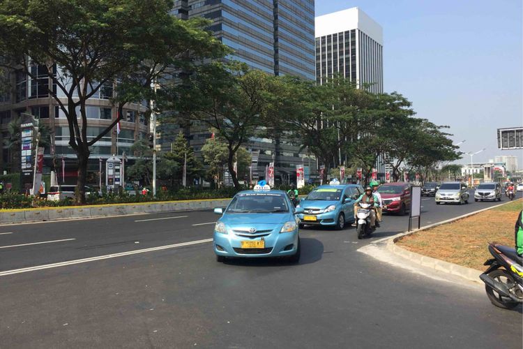 Ruas jalan  Bundaran Senayan hingga simpang Jalan Mangga Besar telah dibuka, Sabtu (25/8/2018). Pantauan Kompas.com, pukul 09.00, Jalan Jenderal Sudirman sudah kembali dibuka setelah pelari maraton terakhir memasuki Jalan Pintu I Gelora Bung Karno diikuti sejumlah mobil patroli lalu lintas yang menjaga jalannya perlombaan.