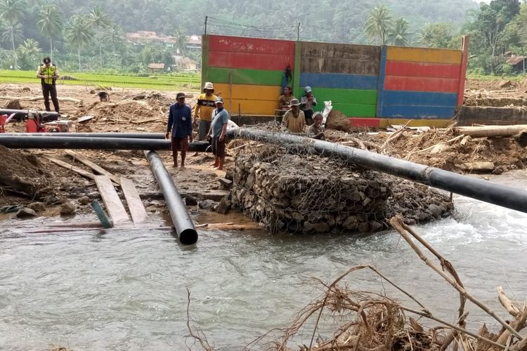 Bencana longsor di Kampung Cipondok, Desa Pasanggrahan, Kecamatan Kasomalang, Kabupaten Subang, Minggu (7/1/2024) pukul 17.30 WIB telah membuat pipa Perumda Air Minum Tirta Rangga (PDAM) Subang terputus. Pemkab Subang bekerja sama dengan Pabrik Aqua Subang dan PDAM Tirta Rangga mengalirkan air bersih untuk warga.