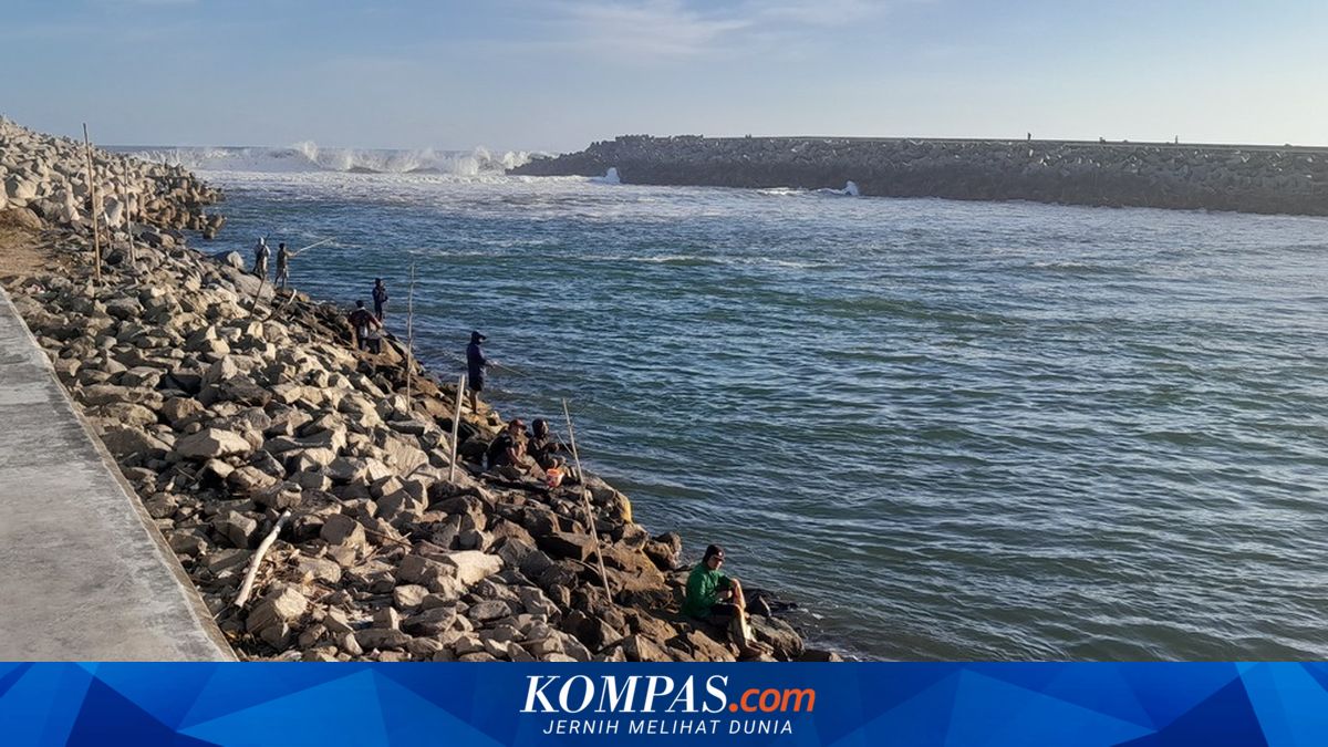 Merasakan Sensasi Berjalan di Tengah Laut Pantai Congot Kulon Progo