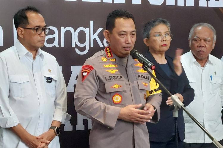 Kapolri Jenderal Listyo Sigit Prabowo usai menggelar Rapat Koordinasi Pengamanan Natal 2023 dan Tahun Baru 2024 di Hotel Bidakara, Jakarta, Kamis (7/12/2023).
