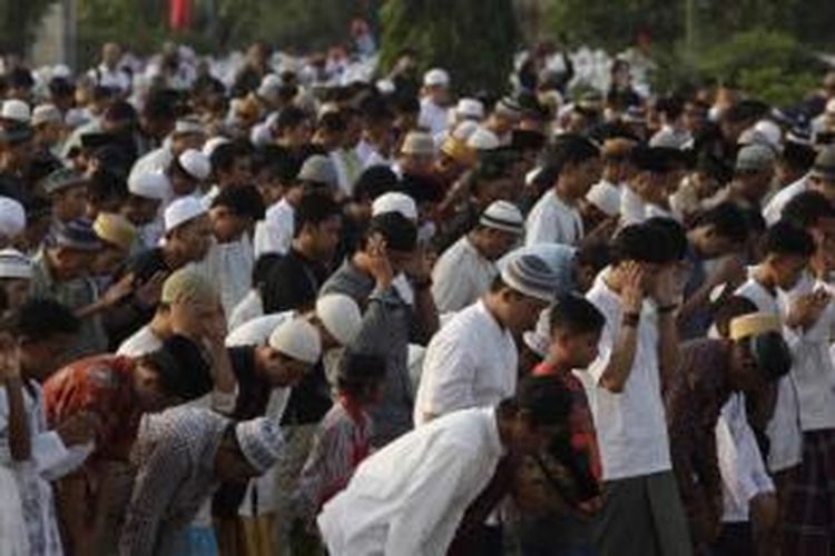 Warga menjalankan shalat Idul Fitri di Pelabuhan Sunda Kelapa, Jakarta, Kamis (8/8/2013). Setelah menjalankan ibadah puasa selama 1 bulan, umat Islam merayakan Hari Raya Idul Fitri 1434 Hijriah.