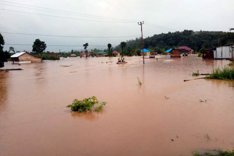 Banjir di Dusun Air Minggu, Desa Kilong, Kecamatan Taliabu Barat, Kabupaten Pulau Taliabu, Maluku Utara, Kamis (24/8/2017) 