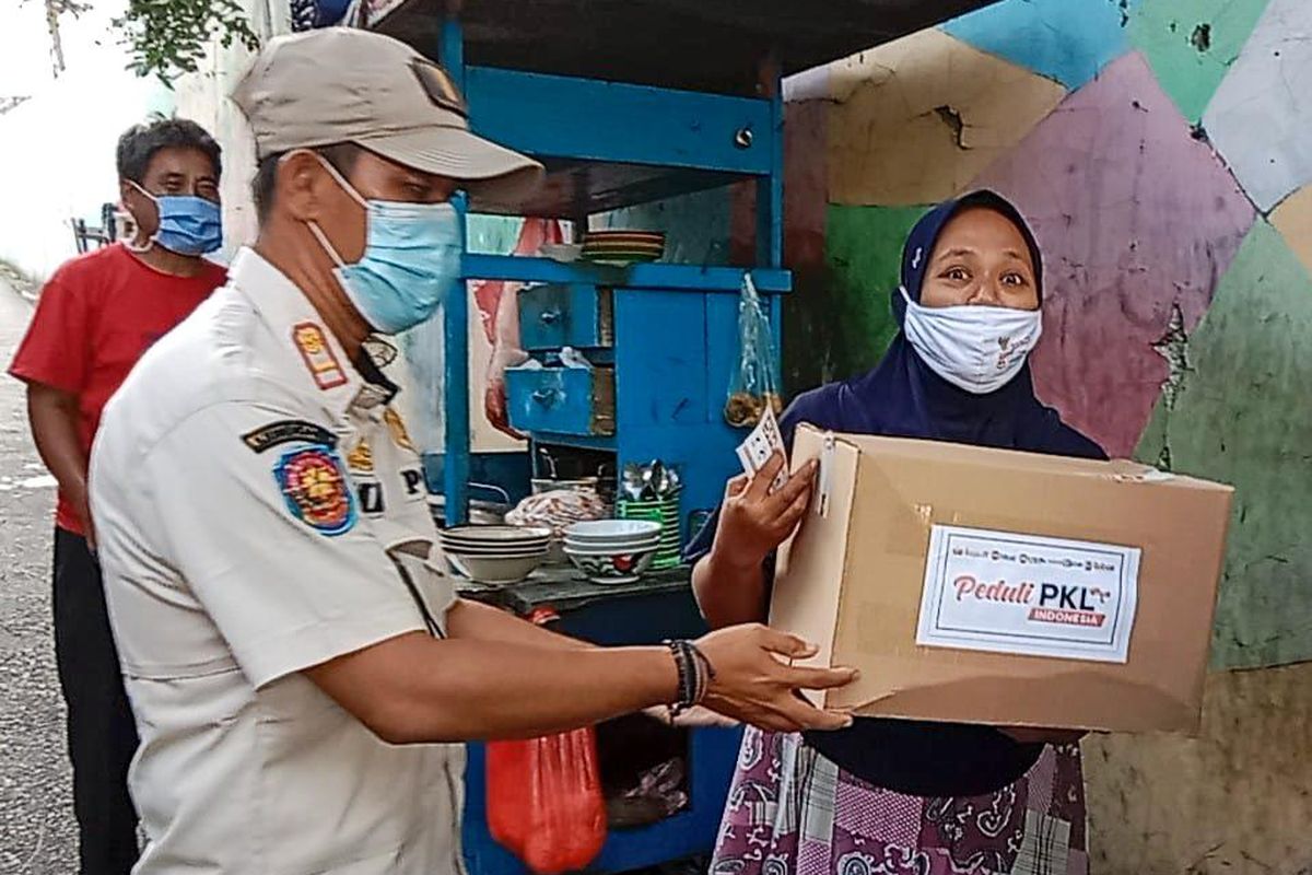  PP Kecamatan Tanjung Priok memberikan paket bantuan sembako kepada sejumlah Pedagang Kali Lima yang mematuhi protokol kesehatan Covid-19. 