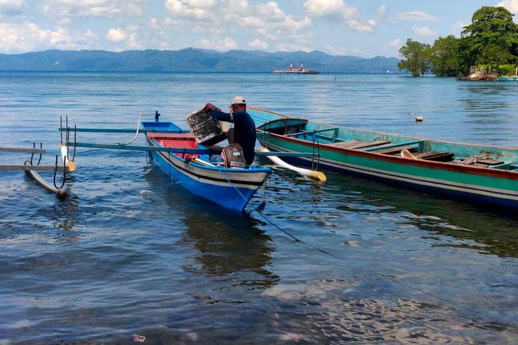 Seorang nelayan di Dusun Mamoking, Desa Tulehu, Kecamatan Salahutu, Kabupaten Maluku Tengah memilkul hasil tangkapan seusai melaut, Rabu (6/4/2022)